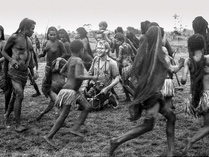 Vào mùa thu năm 1961, Michael đã tham gia chuyến thám hiểm đến New Guinea với nhà dân tộc học người Hà Lan René Wassing. Cùng với 2 hướng dẫn viên, các nhà khoa học khám phá cuộc sống của những người dân địa phương và trao đổi những sản vật của họ. Một thời gian sau, các nhà khoa học thu được một bộ sưu tập độc đáo nhưng Michael không muốn dừng lại ở đó. Ông và cộng sự đã đi thuyền đến một bộ tộc Asmat ăn thịt người nổi tiếng.