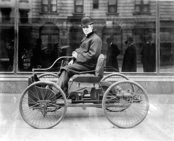 Chiếc ô tô đầu tiên trên thế giới năm 1896./.