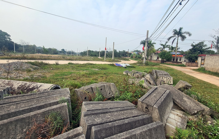 Tuy nhiên, ghi nhận của phóng viên đầu tháng 3/2023, khu đất thực hiện dự án đã có một số hạng mục như đường giao thông, san nền, hệ thống thoát nước mưa, thoát nước thải… được xây dựng nhưng chưa đồng bộ.
