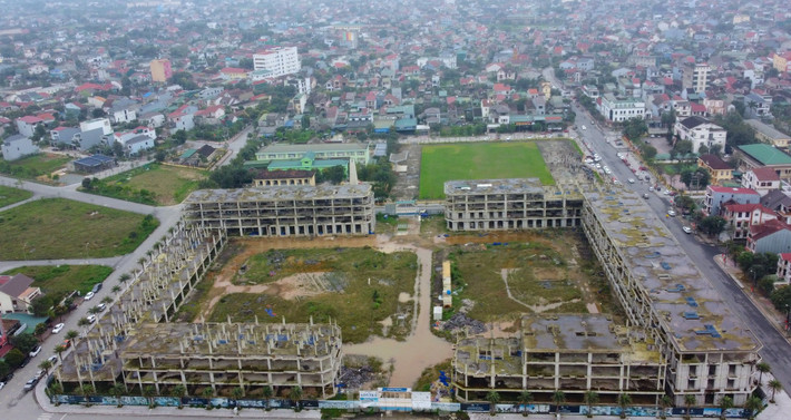 Dự án được triển khai tại khu "đất vàng" có tổng diện tích 2,4ha, tiếp giáp 4 mặt tiền đường lớn gồm Nguyễn Huy Tự, Nguyễn Huy Oánh, Bùi Dương Lịch và Phan Kính. Tổng mức đầu tư dự án là 1.500 tỷ đồng, dự kiến hoàn thành vào giữa năm 2015. (Ảnh: Tiền Phong).