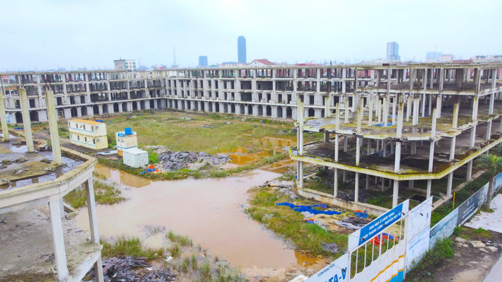 Theo quy hoạch, dự án được triển khai trên tổng diện tích hơn 24.000m2, quy mô 2 tòa chung cư cao 11 tầng, 61 lô nhà liền kề và shophouse. (Ảnh: Tiền Phong).