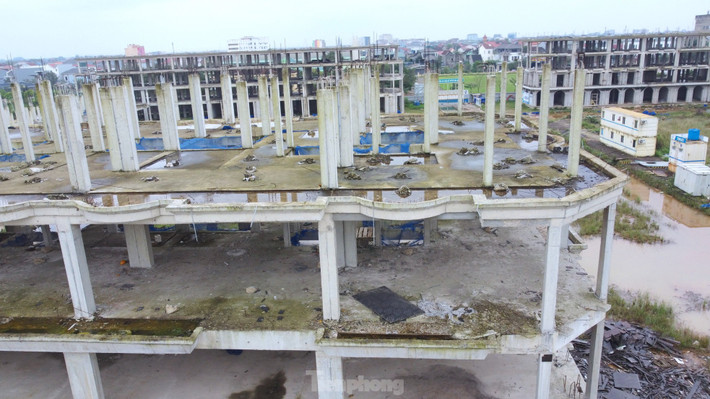 Ông Dương Đình Phúc - Chủ tịch UBND phường Nguyễn Du (TP Hà Tĩnh) cho báo chí biết, dự án khu nhà ở chức năng Xuân Thành Land - Nguyễn Huy Tự xây dựng dang dở vừa làm mất mỹ quan đô thị, vừa gây lãng phí đầu tư. Địa phương này mong muốn dự án tiếp tục triển khai nhằm sớm hoàn thành, đưa vào sử dụng. (Ảnh: Tiền Phong).