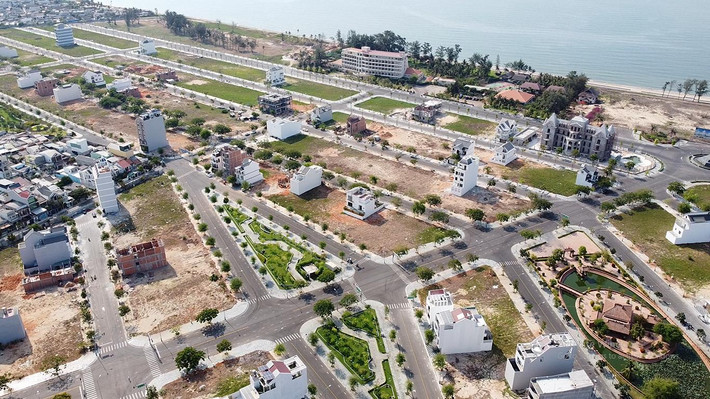 Khi dự án "biến" sân golf Phan Thiết thành khu đô thị du lịch biển bao gồm biệt thự, nhà vườn, nhà phố, nhà cao tầng và các công trình phụ trợ... gặp phải nhiều ý kiến phản đối của nhiều cán bộ hưu trí tỉnh Bình Thuận. (Ảnh: Vietnammoi).