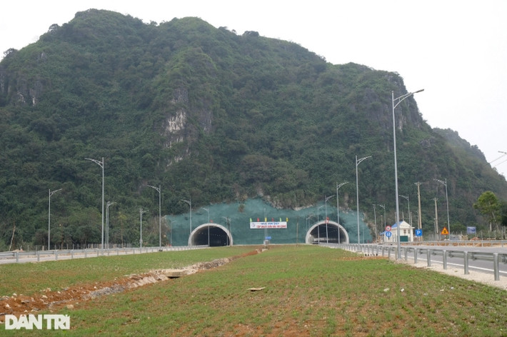 Công trình hầm xuyên núi Tam Điệp với chiều dài 245 m trị giá hơn 1.600 tỷ đồng thuộc gói thầu số 10-XL đã hoàn thành 100% khối lượng công việc. (Ảnh: Dân Trí).