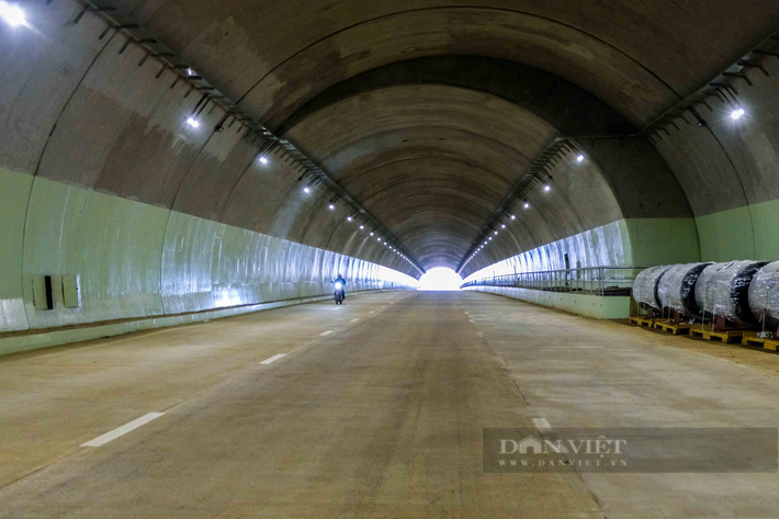 Hầm Thung Thi có chiều dài 680 m là phần thi công hầm dài nhất của đoạn cao tốc Mai Sơn - Quốc lộ 45. Đây được coi là một trong những hạng mục phức tạp, đòi hỏi yêu cầu kỹ thuật cao nhất của toàn tuyến cao tốc Mai Sơn - Quốc lộ 45 cũng đã cơ bản hoàn thành. (Ảnh: Dân Việt).