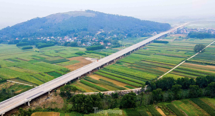 Cầu vượt núi Đọ có tổng chiều dài là 1,6km thuộc gói thầu số 14-XL là cây cầu dài nhất trên tuyến cao tốc Mai Sơn - Quốc lộ 45 đến nay cũng đã hoàn thành 99,99% khối lượng công việc. (Ảnh: Tiền Phong).