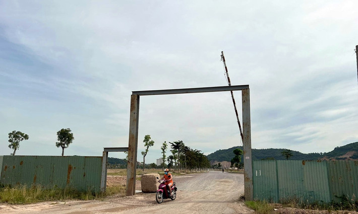 Việc dự án khu đô thị hồ Phú Hòa thực hiện dang dở, khiến nhiều người dân không khỏi thất vọng. (Ảnh: Dân Việt).