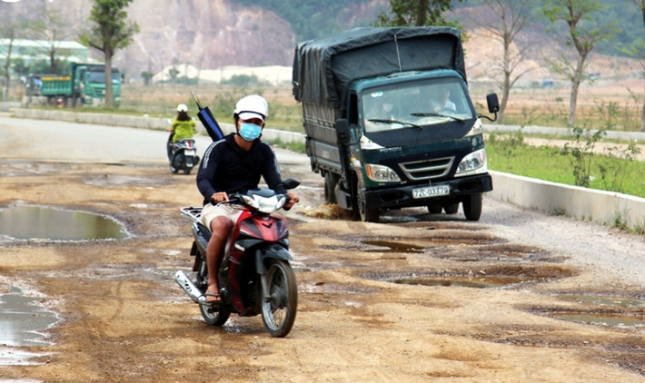 Tuyến đường Điện Biên Phủ nối dài trong vùng dự án chưa hoàn thành đã hư hỏng. (Ảnh: VOV).