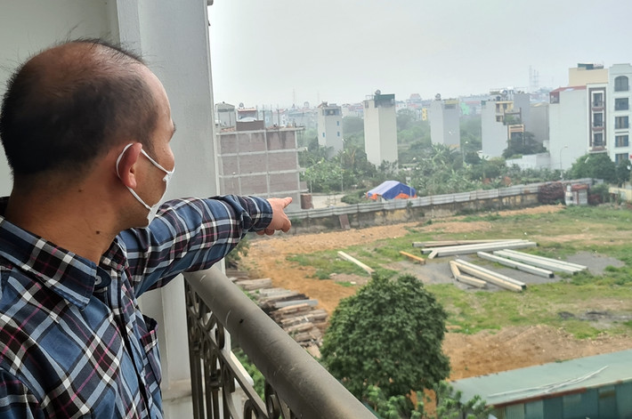 Chỉ tay về phía dự án nhà chung cư CT4, anh Thắng lo lắng: “Đơn vị thi công đã ép được 11 cọc, những cọc này đang ở vị trí xa nhất so với nhà tôi nhưng đã gây tổn hại cho ngôi nhà như vậy rồi, đến khi công trình ép thêm cọc ở gần thì không biết ngôi nhà sẽ ra sao nữa”.