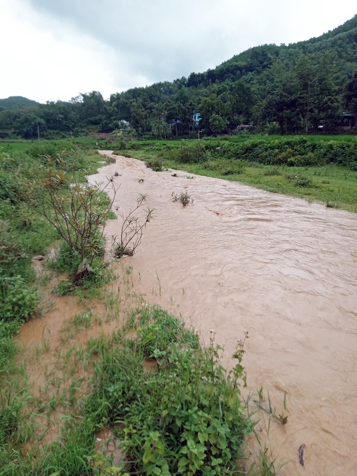 Người dân địa phương còn cho hay, hoạt động khai thác than khiến nước chảy từ khu vực mỏ xuống khe suối của thôn có lúc đen xì, lúc đỏ ngầu, nguy cơ gây ô nhiễm môi trường, ảnh hưởng trực tiếp đến nguồn nước tưới tiêu, sinh hoạt và sức khoẻ của người dân.