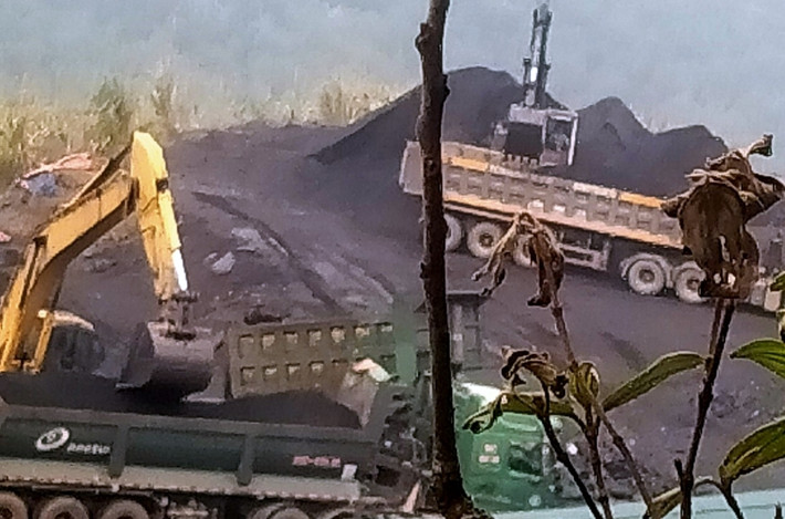 Theo người dân và hình ảnh ghi lại, sau khi báo chí phản ánh tình trạng khai thác than trái phép ở mỏ Mường Vọ (sau ngày 17/2/2023) thì việc khai thác, vận chuyển than đi nơi khác càng gấp rút, rầm rộ hơn. Người dân thắc mắc: Hành vi khai thác than bất chấp lệnh đóng cửa mỏ than Mường Vọ là đang coi thường pháp luật, nhưng không hiểu vì sao chính quyền sở tại không kịp thời có những biện pháp nhằm ngăn chặn, xử lý?