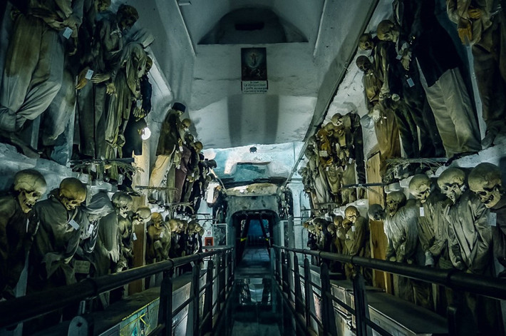  Hầm mộ Capuchin (Italy): Nằm trên đảo Sicily ở miền Nam Italy, hầm mộ tu viện Capuchin Friars ma quái với hơn 2.000 xác ướp thật sự là điểm đến đáng sợ, thách thức nhiều du khách. Trang phục mặc trên những xác ướp này phản ánh địa vị từng cá nhân trong xã hội địa phương khoảng thế kỷ 17-19. Ảnh: Unusual Places.