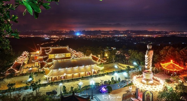 Tọa lạc trên lưng chừng núi Thành Đẳng (Uông Bí, Quảng Ninh), chùa Ba Vàng được mệnh danh là ngôi chùa đẹp nhất tại Quảng Ninh khi về đêm. Ảnh: Chùa Ba Vàng.