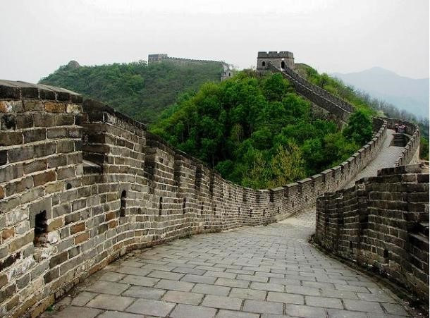 7. Vạn Lý Trường Thành (Trung Quốc): Với chiều dài trên 20.000 km, Vạn Lý Trường Thành được xây dựng từ thế kỷ 3 trước Công nguyên đến thế kỷ 17 để bảo vệ lãnh thổ, gồm tường thành, pháo đài, tháp canh được xây dựng bởi đất, gỗ, gạch và đá. Không chỉ là một bức tường bảo vệ đất nước khỏi giặc ngoại xâm, nó còn bảo tồn văn hóa và truyền thống của Trung Quốc. Ảnh: List25.