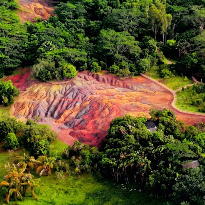 Địa danh Seven Coloured Earth nằm gần ngôi làng Chamarel, đảo quốc Mauritius, miền Tây Nam Ấn Độ Dương được biết đến bởi những dải đất và đụn cát với những sắc màu độc đáo: màu nâu đỏ, tím, xanh lá cây, xanh dương, tím và màu vàng. (Ảnh: Chamarel 7 Coloured Earth Geopark)