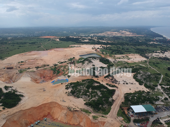 Người dân sống xung quanh các mỏ titan khổ sở bởi bụi, nguồn nước khô hạn và ô nhiễm.
