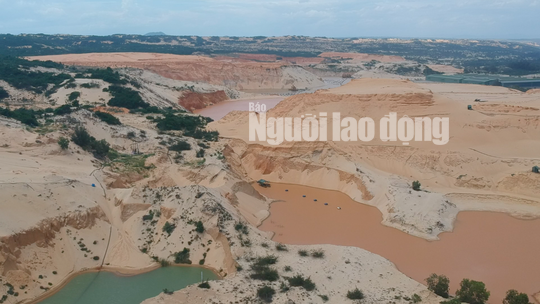 Cảnh hoang tàn ở vùng biển gần Mũi Né, TP Phan Thiết, tỉnh Bình Thuận.