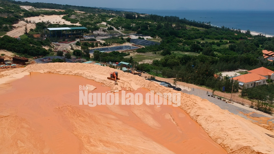 Cây xanh trơ trọi quanh mỏ titan.