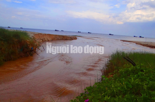 Dòng suối chảy ngang qua một mỏ titan rồi đổ ra biển toàn màu đỏ.
