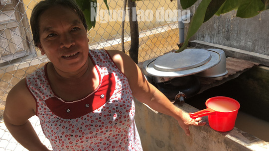 Người dân than phiền nước ngầm khô cạn, không thể bơm lên sử dụng, nước máy thì đầy bùn và phèn.