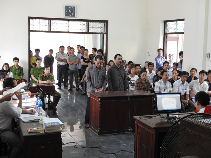 Trước đó, ở phiên xử sơ thẩm do TAND thị xã Phổ Yên (Thái Nguyên) mở đã tuyên phạt bị cáo Sơn 10 năm tù, còn bị cáo Hoàng là 8 năm tù với tội danh nêu trên. Sau phiên sơ thẩm các bị cáo đã có đơn kháng cáo kêu oan…