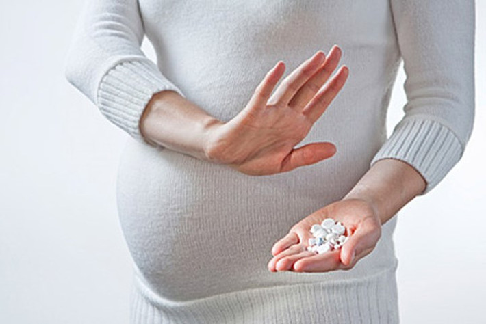 Không tự chữa trị bệnh: Có những loại thuốc được biết là gây dị tật bẩm sinh khi sử dụng ở phụ nữ có thai. Do đó, các bà mẹ mang thai tuyệt đối không được tự ý sử dụng thuốc điều trị bệnh khi chưa có sự thăm khám và hướng dẫn cụ thể của bác sĩ.