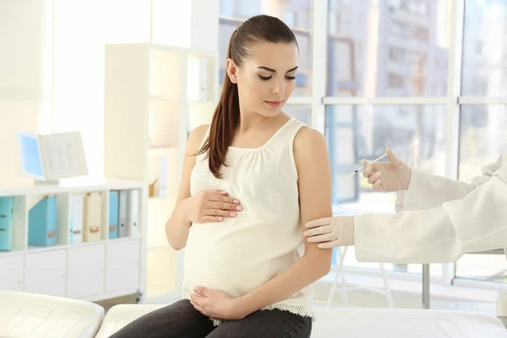 Chủng ngừa: Khi mang thai, có thể có một số vaccine chủng ngừa mà bạn cần phải uống. Điều này sẽ giúp cơ thể bạn chống lại bệnh tật và cũng sẽ tăng cường hệ miễn dịch của bé. Tiêm chủng cũng là một cách để đảm bảo rằng em bé của bạn không bị dị tật bẩm sinh.