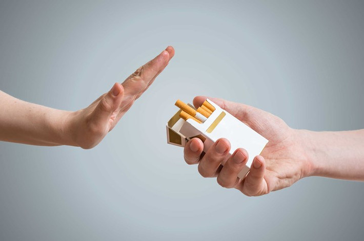 Không hút thuốc: Hút thuốc là một hành động nguy hiểm cho bạn và con bạn. Nó có thể gây thiếu cân ở trẻ sơ sinh, sinh non và dị tật bẩm sinh như hở hàm ếch. Nếu chồng của bạn hút thuốc lá, anh ta cũng nên bỏ thuốc hoặc ít nhất không hút khi có mặt bạn.