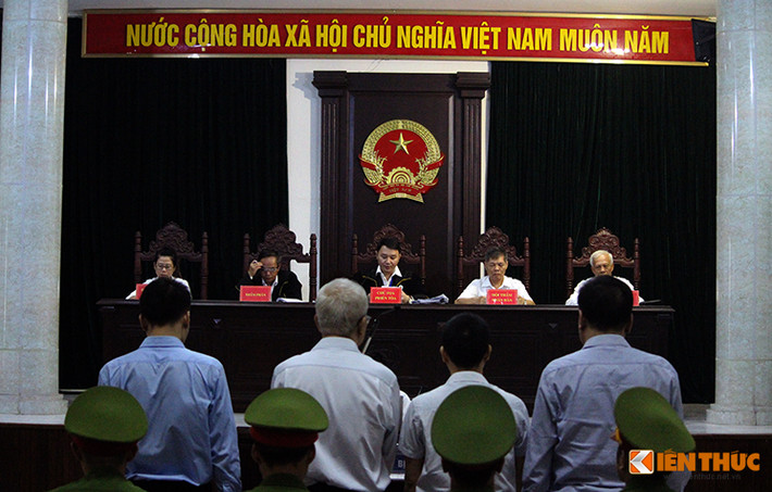 Sáng nay (28/8), dàn lãnh đạo PVtex bắt đầu được HĐXX TAND TP Hà Nội đưa ra xét xử PVtex phiên sơ thẩm. Các bị cáo trong vụ án bị truy tố tội “Cố ý làm trái quy định Nhà nước” và “Nhận hối lộ”, xảy ra tại Công ty Cổ phần Hóa dầu và Xơ sợi Dầu khí - PVtex (Tập đoàn Dầu khí Việt Nam). Phiên tòa do thẩm phán Trần Nam Hà làm chủ tọa.
