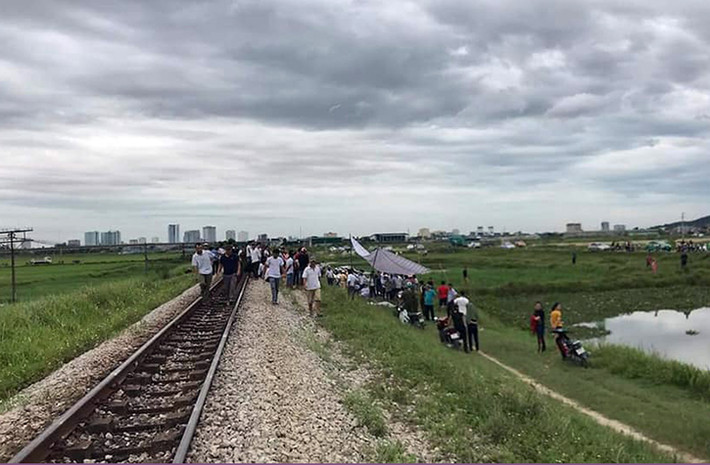 Tai nạn xảy ra khiến nhiều người dân kinh hoàng. Hiện nguyên nhân đang được cơ quan chức năng làm rõ.