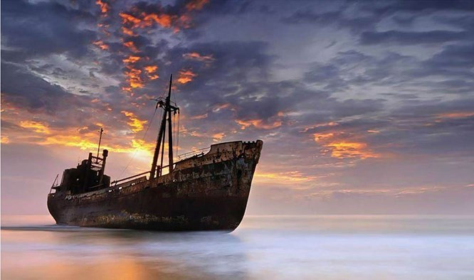 10. “The Flying Dutchman" từ Gytheio, Hy Lạp: Con tàu này vẫn đang mơ về đại dương kể từ khi bị thủy thủ cuối cùng bỏ lại. Nó đáng lẽ sẽ dành trọn đời mình tại cảng Gytheio ở Hy Lạp nhưng một cơn bão bất ngờ đã ném nó trở lại giữa biển khơi! Người ta đã cố ngăn chặn không cho nó di chuyển, nhưng con tàu tiếp tục vượt sóng cho đến khi bị mắc cạn. "The Flying Dutchman” bây giờ đang nằm nghỉ yên bình trong vùng nước nông.