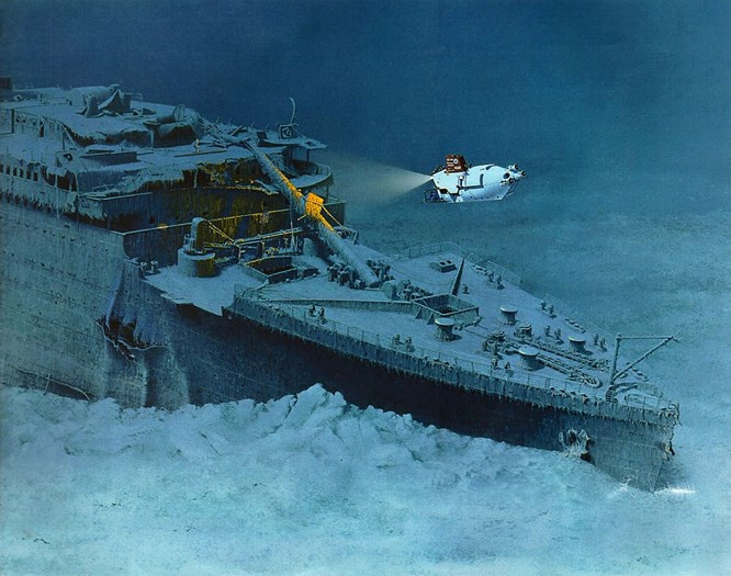 12. RMS Titanic - gã khổng lồ bỏ mạng: Nhắc đến vụ đắm tàu bị kịch nhất thế giới không thể không nhắc đến Titanic. Nó được mệnh danh là con đầu không thể đắm chìm, hoành tráng và sang trọng bậc nhất. Nhưng con tàu này đã va vào một tảng băng trôi trong chuyến đi đầu tiên vào năm 1912 - một tai nạn khủng khiếp đã cướp đi sinh mạng của hàng nghìn người. Từ đó, Titanic an nghỉ dưới độ sâu 2,4 dặm dưới đại dương trong nhiều thập kỷ, rất im lặng và tăm tối, rồi từ từ mục nát. Chỉ vào năm 1985 người ta mới liều mạng và làm phiền gã khổng lồ này, và 10 năm sau, đạo diễn James Cameron đã xuống thăm nó nhiều lần sử dụng tàu ngầm của Nga ”'Mir " để nghiên cứu cho bộ phim nổi tiếng của ông.