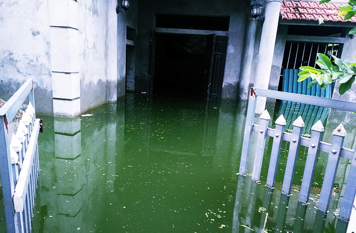 Một số nhà cửa của người dân vừa xây dựng xong, chưa kịp lăn sơn đã bị nước lũ tấn công. Để đảm bảo an toàn đến tính mạng người dân đành phải bỏ nhà di rời đến nhà của anh chị em, họ hàng - nơi không bị nước ngập.
