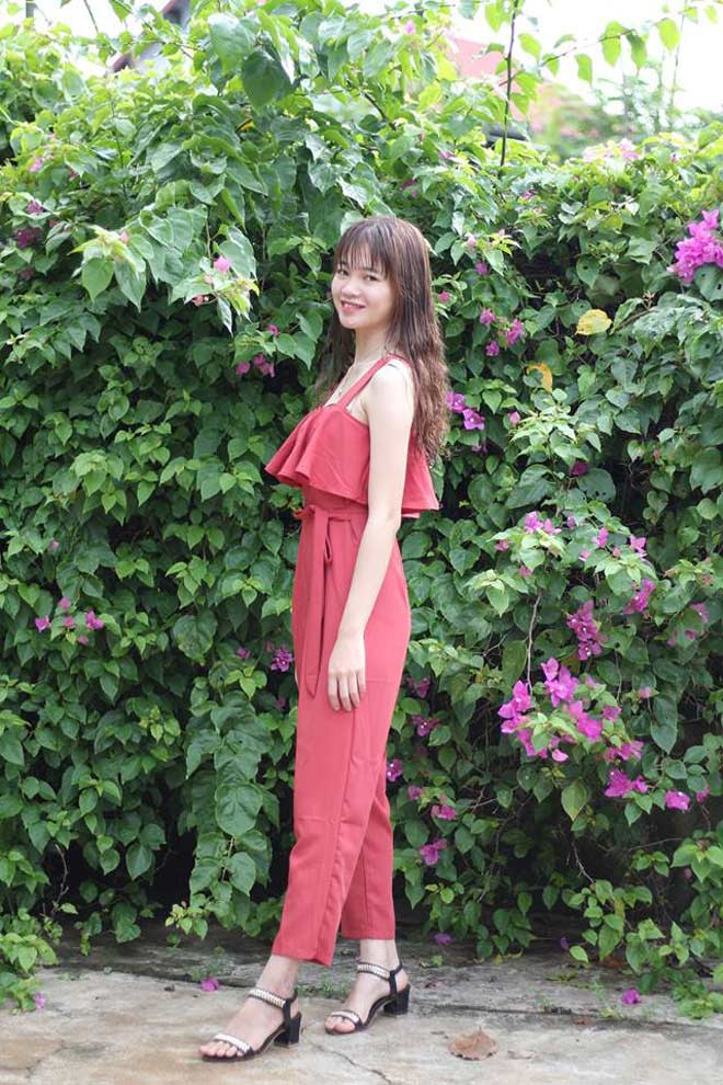 Về những ý kiến “ném đá” Ngọc Anh giãi bày: “Đọc được những bình luận không hay mình rất buồn nhưng vì luôn có bạn bè, anh chị em ở bên ủng hộ nên mình không còn nghĩ nhiều về nó nữa. Dù sao, đó cũng chỉ là những lời phán xét vội vàng của những người không biết gì về mình". Ngọc Anh kể, khi thấy chương trình đăng tin mai mối cho giới trẻ ở khu vực Tây Nguyên, cô cũng như mọi người, vui vẻ để lại một bình luận giới thiệu bản thân, mẫu bạn đời lý tưởng kèm theo một bức ảnh. Cô không ngờ, vài dòng đăng ký “không chính thống” ấy lại gây chú ý. Vì mới tốt nghiệp ngành sư phạm mầm mon, công việc chưa ổn định nên Ngọc Anh chưa hề có ý định lấy chồng. Cô là người tự lập nên hiện tại, chỉ nghĩ đến chuyện kiếm tiền, tự lo cho bản thân.