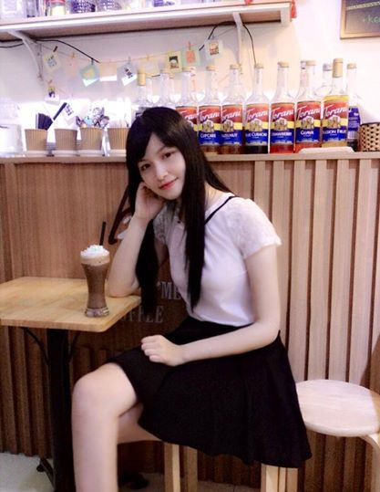Khoảnh khắc đời thường đáng yêu của hot girl ngủ gật.
