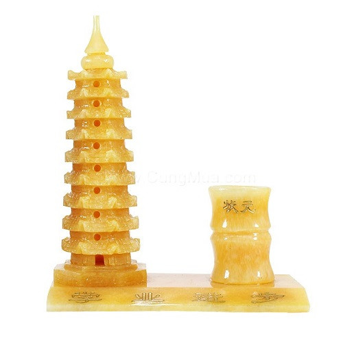 Cha mẹ bài trí những bảo bối phong thủy này đúng cách, con cái học hành giỏi giang, sĩ tử thi cử đỗ đạt cao, tương lai sáng ngời. 1. Tháp Văn Xương: Trong phong thủy, tháp Văn Xương có tác dụng hỗ trợ rất tốt về phương diện học hành, thi cử cũng như công việc, sự nghiệp. Bảo bối phong thủy này còn có những tên gọi khác như tháp Văn Bút, tháp Văn Phong. Đặc điểm thường thấy là cao 7, 9 hoặc 13 tầng. Tháp có hình bát giác với mái hiên bằng gạch chồng lên nhau và thu nhỏ dần từ dưới lên trên, đỉnh là một khối hồ lô.