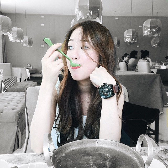 "Vũ khí" giúp Pimtha "cưa đổ" hàng trăm nghìn hay cả triệu fan chính là những bức ảnh chụp lúc cô đang ăn uống. Những điệu bộ, hành động rất tự nhiên của Pimtha lúc ăn uống khiến người xem ảnh rất thích thú.