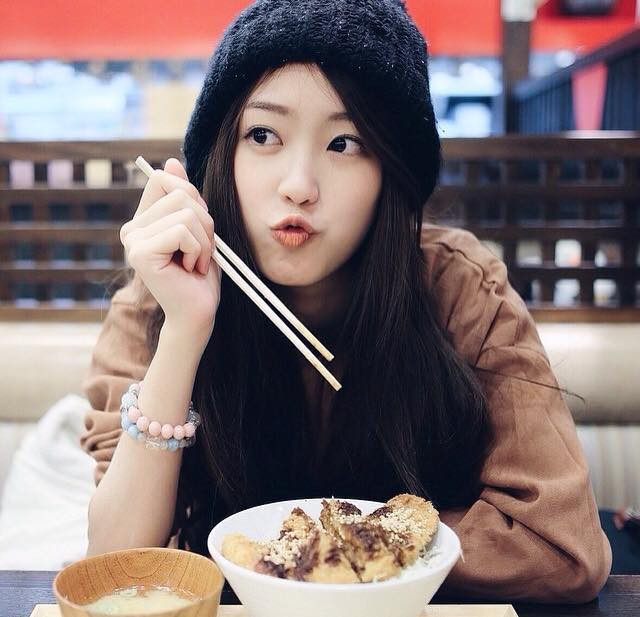 Những cử chỉ dễ thương, thể hiện sự thích thú, khoái trá khi có đồ ăn ngon của Pimtha khiến các chàng trai Thái như "phát cuồng".