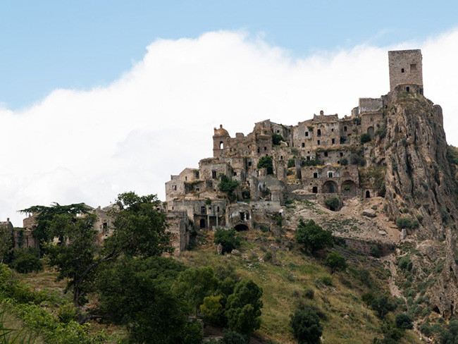 Craco, Ý: Craco được xây dựng từ năm 1060. Trong suốt lịch sử hàng nghìn năm của mình, Craco đã chứng kiến nhiều xung đột giữa các thể chế chính trị. Năm 1963, 1.800 cư dân cuối cùng đã buộc phải rời khỏi Craco vì sự an toàn và được chuyển đến Craco Peschiera, một thị trấn mới ở thung lũng bên dưới. Mặc dù bị bỏ hoang, Craco vẫn là một trong những điểm du lịch nổi tiếng của Ý.