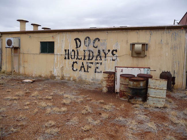 Wittenoom, Australia: Được thành lập vào năm 1946, Wittenoom là một thành phố khai thác ở Tây Úc. Hẻm núi gần đó tràn ngập amiăng xanh, một vật liệu xây dựng thô quan trọng vào đầu thế kỷ 20. Trong bối cảnh mối lo ngại về sức khỏe ngày càng tăng và nhu cầu về amiăng giảm đã dẫn đến việc đóng cửa mỏ vào năm 1966 và hầu hết cư dân chuyển đi tìm công việc khác. Wittenoom đã chính thức đóng cửa vào năm 2007 và chính phủ Úc đã thực hiện các bước để hạn chế mọi người ra vào thành phố đồng thời xóa nó khỏi tất cả các bản đồ chính thức.