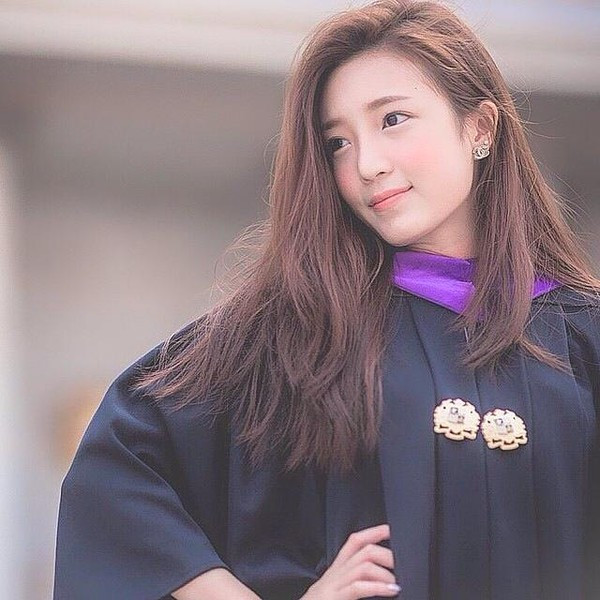 Ngoài ra, hot girl 21 tuổi còn được nhận xét là có khuôn mặt toát lên vẻ đẹp thuần khiết, trong sáng với đôi mắt to và lông mày thanh tú.