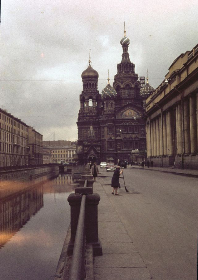 Nhà thờ Resurrection of Jesus Christ (Chúa Cứu thế trên Máu đổ) ở Leningrad - một công trình kiến trúc có giá trị tham quan nội thất với những đường nét trang trí và trạm khảm tinh xảo.
