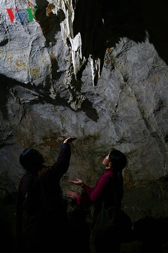 Một trong những báu vật là “bầu sữa mẹ”, đôi nhũ đá này được vì với bầu sữa vì có nước chảy ra, rất lâu mới nhỏ 1 giọt. Người dân cho rằng nếu kiên nhẫn hứng được một giọt nước sẽ gặp điều may mắn.