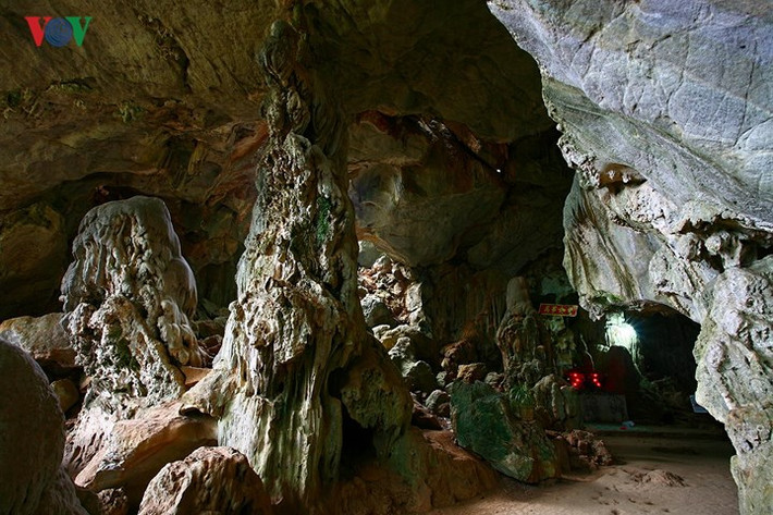 Hang Dơi, còn có tên khác do đồng bào người Thái gọi, là hang Sa Lai (nghĩa là Hang Nước, do có nguồn nước ngầm trong lành từ trong dãy núi này chảy quanh năm không bao giờ cạn) có diện tích khoảng 6915m2, được hình thành do quá trình xâm thực cách đây hàng ngàn năm. Tên Hang Dơi xuất phát từ việc nơi đây có rất nhiều dơi sinh sống; hiện nay dù không nhiều nhưng vẫn còn những đàn dơi trú ngụ. Ảnh: Lối vào Hang Dơi được ví như miệng của con rồng.