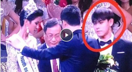 Đêm qua, cộng đồng mạng một phen xôn xao khi màn trao giải cuộc thi Hoa hậu Hoàn vũ Việt Nam 2017 diễn ra, hình ảnh của một chàng trai trẻ xuất hiện trong khoảnh khắc trao giải được ống kính ghi lại.