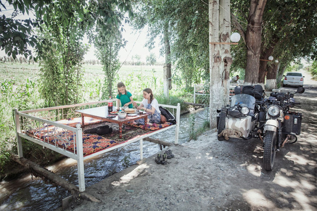 Dùng bữa trưa bên đường ở Uzbekistan.
