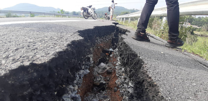 Nhiều ngày nay, người dân lưu thông trên đoạn đường dẫn lên cao tốc Đà Nẵng - Quảng Ngãi (địa phận xã Tam Đại, huyện Phú Ninh, tỉnh Quảng Nam) phát hiện một vết nứt rộng, dài vô cùng nguy hiểm, đe dọa an toàn giao thông.