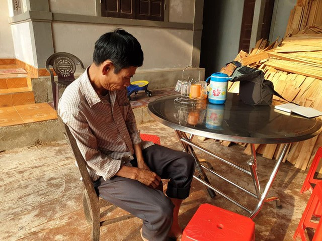 Ông Nguyễn Đình Gia (57 tuổi, xã Thanh Lộc, Can Lộc, Hà Tĩnh), gục ngã khi biết biết tin người con trai Nguyễn Đình Lượng (20 tuổi) gặp nạn ở Anh ngày 23/10. Anh: Giadinh.net.
