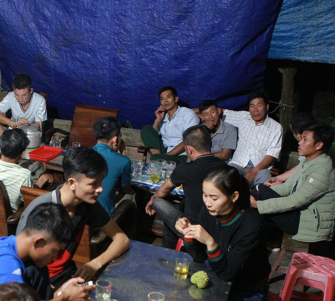 Tại nhà anh C.T.D. mất liên lạc nhiều ngay nay khi trên đường sang Anh không khí nặng nề. Hàng chục người thân có mặt để động viên chị T.T.B., vợ anh D. Ảnh: NLD.