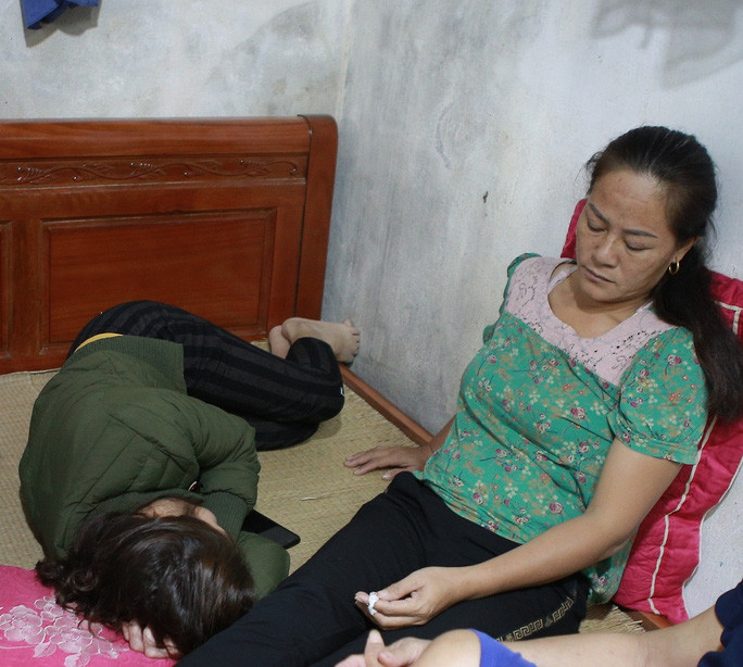 Chị T.T.D. vợ anh D. (trú xã Diễn Ngọc, huyện Diễn Châu, Nghệ An) khóc quằn quại khi biết tin chồng mình gặp nạn tại nuớc Anh, không khí tang thương bao trùm cả căn nhà nhỏ. Ảnh: NLĐ.